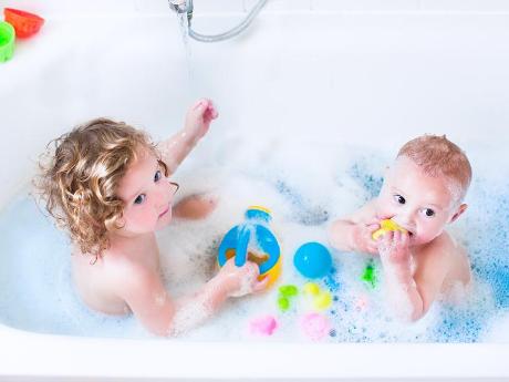 5 astuces pour adapter votre salle de bains aux enfants