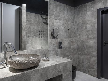 Comment aménager une salle de bains en pierre ou en béton ?