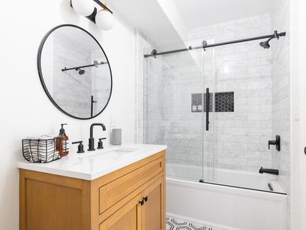 Nous vous apportons 5 astuces pour agrandir visuellement votre salle de bains