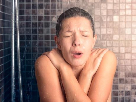 10 bonnes raisons de prendre une douche froide
